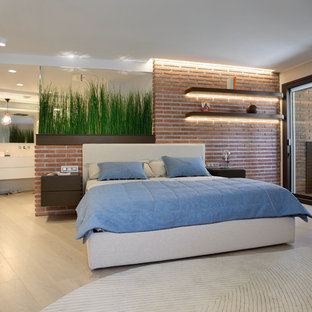 Ejemplo de dormitorio principal, contemporáneo, con suelo de madera clara y suelo beige