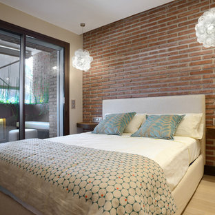 Modelo de dormitorio contemporáneo con paredes beige, suelo de madera clara y suelo beige