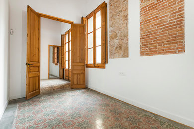 Imagen de dormitorio principal ecléctico de tamaño medio con paredes blancas, suelo de baldosas de cerámica y suelo multicolor