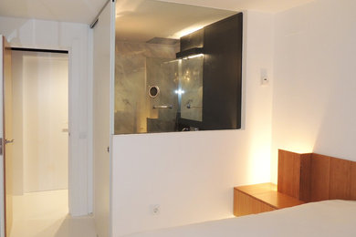 Imagen de dormitorio principal moderno con paredes blancas y suelo blanco