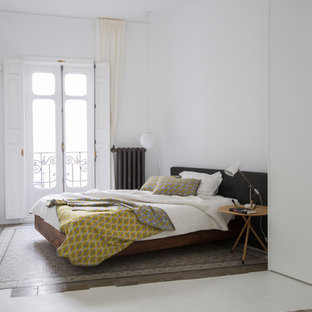Modelo de dormitorio principal, actual, con paredes blancas y suelo multicolor