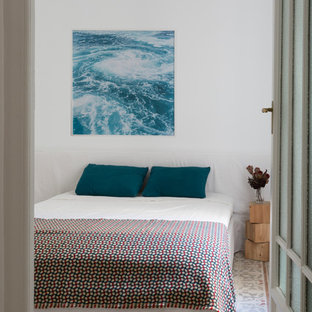 Imagen de dormitorio principal, actual, con paredes blancas y suelo multicolor