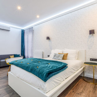 Foto de dormitorio principal, actual, con paredes blancas, suelo de madera en tonos medios y suelo marrón