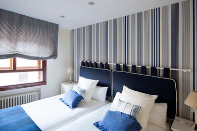 Foto de habitación de invitados costera de tamaño medio sin chimenea con paredes multicolor