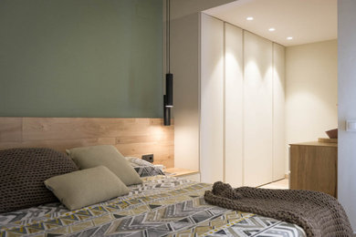 Diseño de dormitorio principal actual con suelo laminado