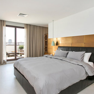 Modelo de dormitorio principal, minimalista, con paredes blancas y suelo gris