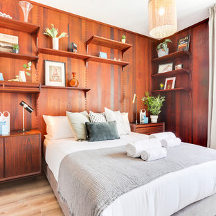 Ejemplo de dormitorio contemporáneo con suelo de madera clara y suelo marrón