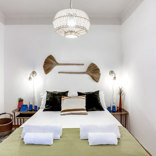 Imagen de dormitorio mediterráneo con paredes blancas