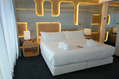 Diseño de dormitorio principal moderno grande con paredes blancas