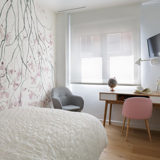 Foto de habitación de invitados contemporánea con paredes blancas, suelo de madera clara y suelo beige