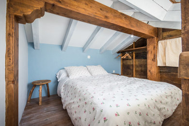 Imagen de dormitorio principal rural pequeño con paredes multicolor