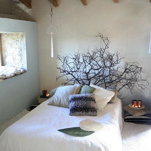 Kleines Country Schlafzimmer mit beiger Wandfarbe, Porzellan-Bodenfliesen, Kamin, Kaminumrandung aus Backstein und beigem Boden in Valencia