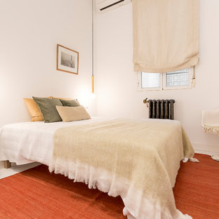 Modelo de dormitorio principal, mediterráneo, de tamaño medio, sin chimenea, con paredes blancas y suelo blanco