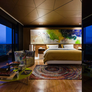 Modelo de dormitorio principal, moderno, grande, con suelo de mármol y paredes marrones