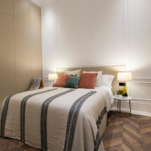 Diseño de dormitorio principal, contemporáneo, con paredes blancas y suelo de madera oscura