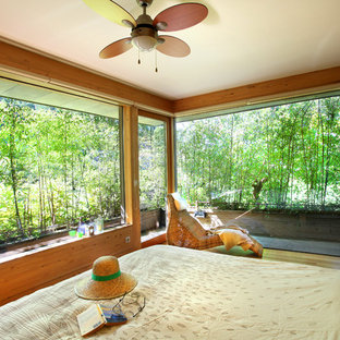 Ejemplo de dormitorio principal, de estilo zen, de tamaño medio, sin chimenea, con paredes multicolor, suelo de madera en tonos medios y suelo multicolor