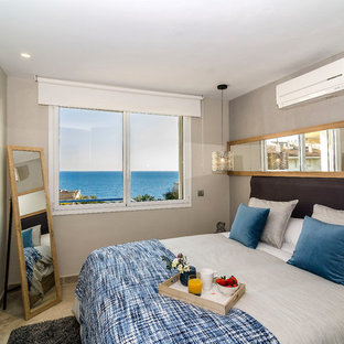 Imagen de habitación de invitados marinera con paredes grises y suelo beige