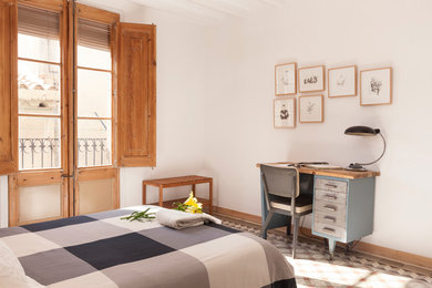 На фото: хозяйская спальня среднего размера в средиземноморском стиле с белыми стенами и полом из керамической плитки без камина