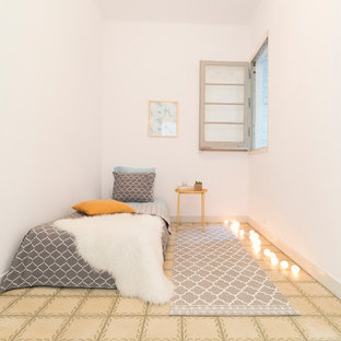 Foto de habitación de invitados escandinava con paredes blancas y suelo vinílico