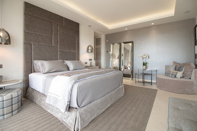 マラガにあるコンテンポラリースタイルのおしゃれな主寝室 (ベージュの床、グレーの壁、ベッド下のラグ) のレイアウト