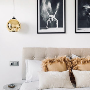 Diseño de dormitorio principal, actual, de tamaño medio, con paredes blancas y suelo gris