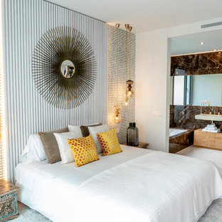 Modelo de dormitorio principal, contemporáneo, con paredes blancas y suelo blanco