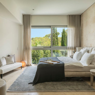 Ejemplo de dormitorio contemporáneo con paredes beige y suelo beige
