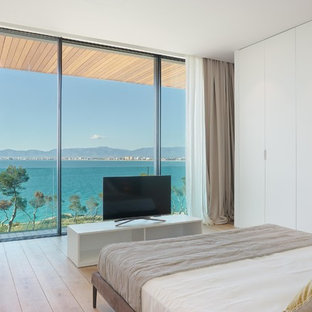 Diseño de dormitorio contemporáneo con suelo de madera en tonos medios y suelo marrón