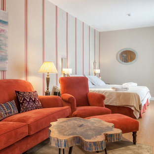 Diseño de dormitorio principal, contemporáneo, de tamaño medio, con paredes beige y suelo de baldosas de cerámica