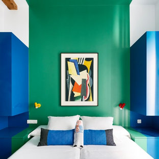 Diseño de dormitorio bohemio con paredes verdes y suelo de madera en tonos medios