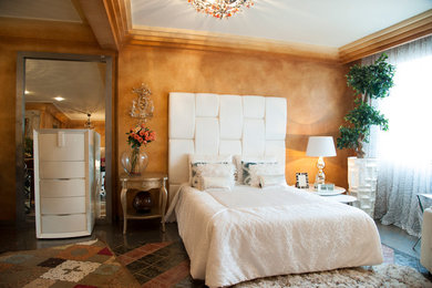 Foto de dormitorio principal bohemio grande sin chimenea con parades naranjas y suelo de baldosas de cerámica