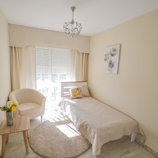 Foto de habitación de invitados contemporánea, pequeña, con paredes beige, suelo de mármol y suelo gris