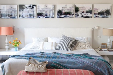 マドリードにある中くらいなコンテンポラリースタイルのおしゃれな主寝室 (グレーの壁、無垢フローリング、暖炉なし)
