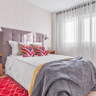 Foto de dormitorio principal, contemporáneo, de tamaño medio, con paredes beige, suelo de madera clara y suelo beige