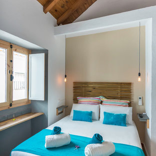 Diseño de dormitorio tipo loft, vintage, pequeño, con paredes blancas, suelo de bambú y suelo marrón