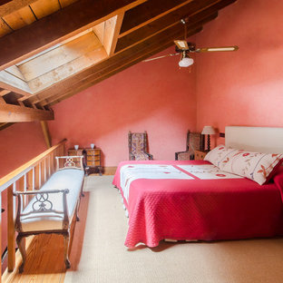 Imagen de dormitorio tipo loft, de estilo de casa de campo, de tamaño medio, sin chimenea, con paredes rosas y suelo de madera en tonos medios