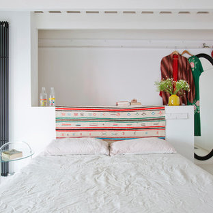 Foto de habitación de invitados contemporánea con paredes blancas, suelo blanco y suelo de madera pintada