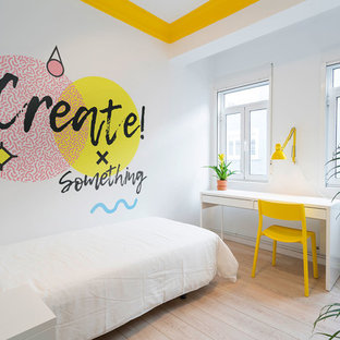 Ejemplo de dormitorio actual, pequeño, con paredes blancas, suelo de madera clara y suelo beige