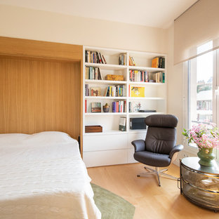Modelo de habitación de invitados actual, de tamaño medio, con paredes blancas y suelo de madera clara