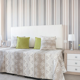 Diseño de habitación de invitados contemporánea con paredes blancas y suelo beige