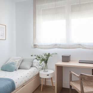 Imagen de dormitorio nórdico, pequeño, con paredes blancas, suelo de baldosas de cerámica y suelo marrón