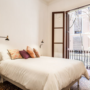 Diseño de dormitorio principal, mediterráneo, con paredes blancas y suelo multicolor