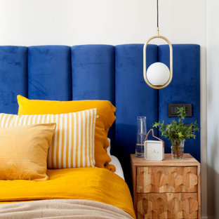 Diseño de dormitorio principal, contemporáneo, de tamaño medio, con paredes blancas, suelo de madera clara y suelo marrón