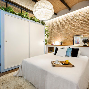 Imagen de dormitorio principal, marinero, de tamaño medio, con paredes multicolor