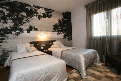 Modelo de habitación de invitados bohemia de tamaño medio sin chimenea con paredes multicolor