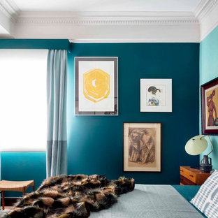 Ejemplo de dormitorio bohemio, sin chimenea, con paredes azules