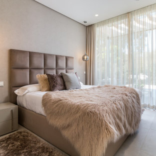 Foto de dormitorio actual con paredes grises y suelo gris