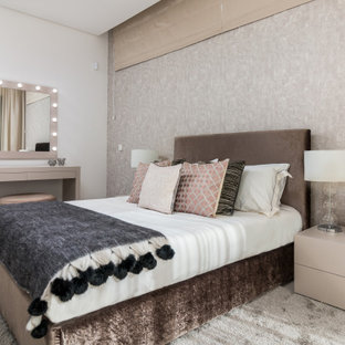 Imagen de dormitorio contemporáneo con paredes grises y suelo gris