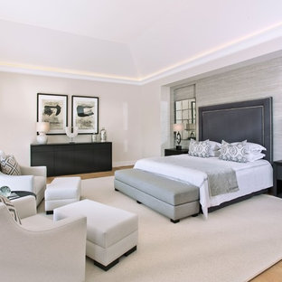 Foto de dormitorio principal, contemporáneo, extra grande, con paredes beige, suelo de madera en tonos medios, suelo marrón y estufa de leña