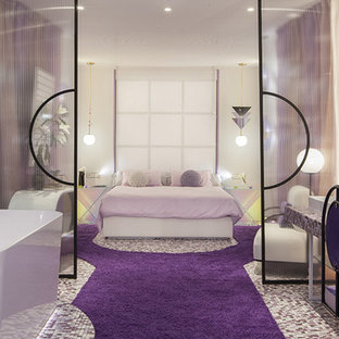 Imagen de dormitorio exótico, extra grande, con paredes púrpuras y suelo violeta